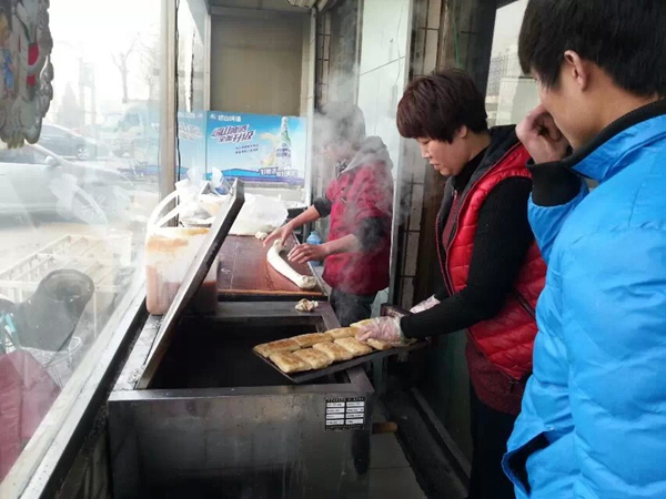 张总给前来考察的山东淄博学员展示白雪火烧
